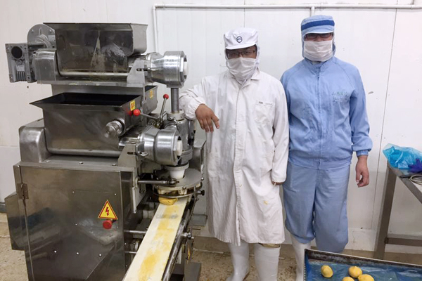 勁華機(jī)械的全自動(dòng)包餡機(jī)制品皮厚薄控制的很好